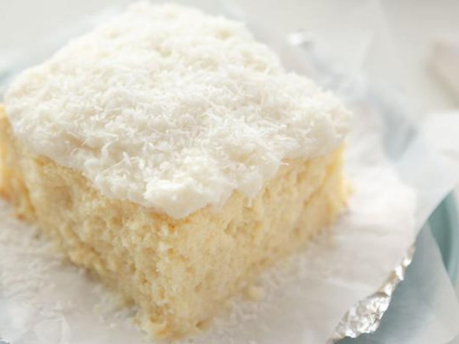 Bolo de coco gelado e café de chocolate: uma pausa para o final de tarde