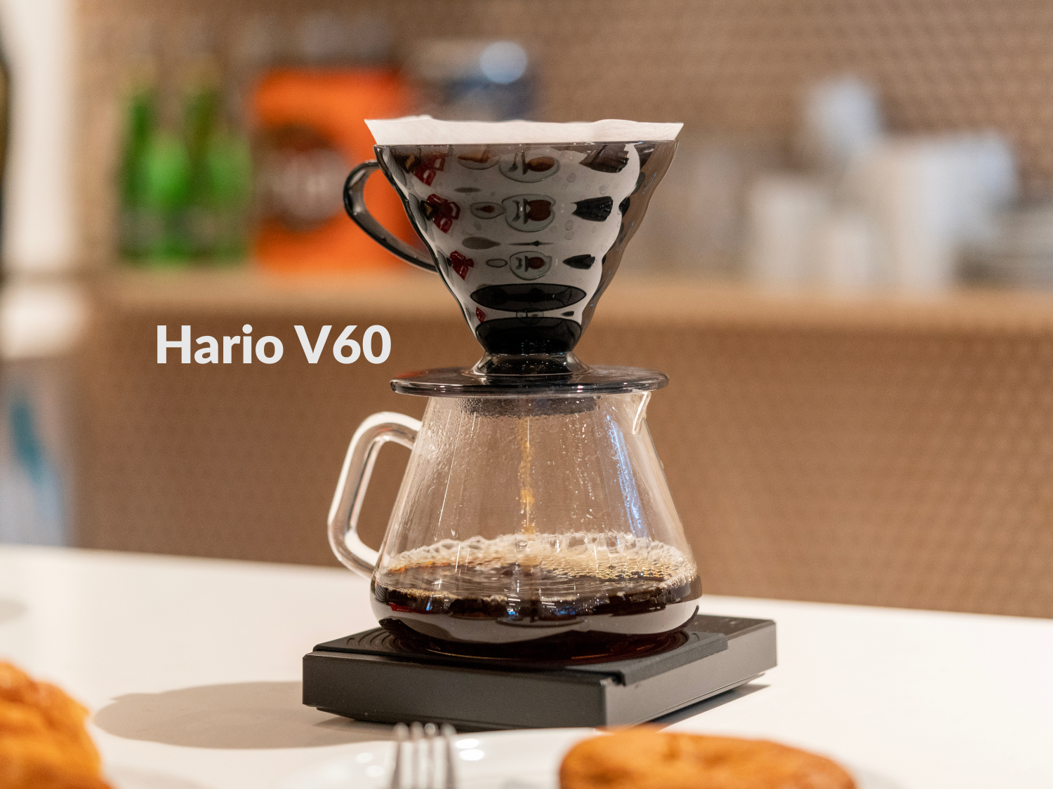 Hario V60 com café com filtro de papel pronto passando café especial da verena café