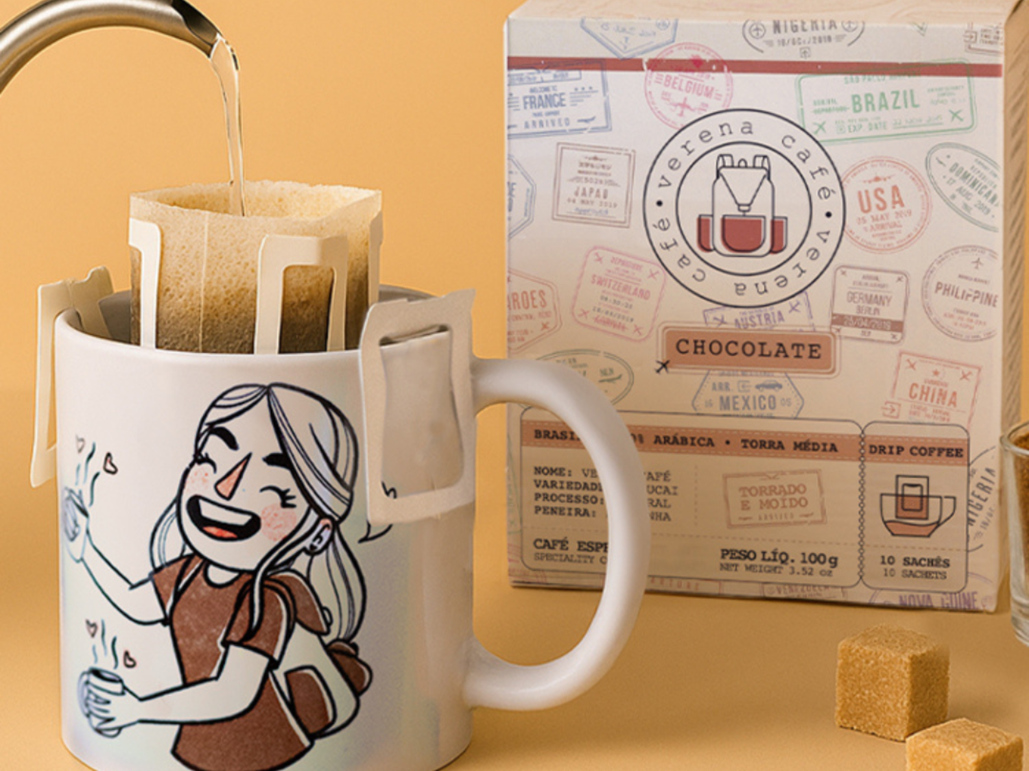 Sachê de drip coffee da Verena Café sobre uma xícara, pronto para preparo com café especial.