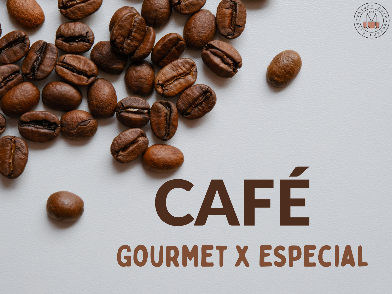Grãos de café torrados sobre fundo branco com texto “Café Gourmet x Especial” e logo da Verena Café no canto superior direito.