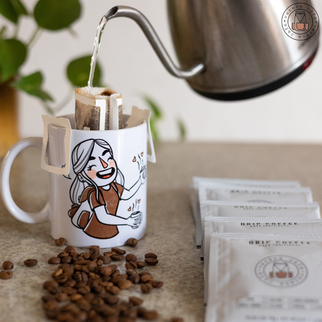 foto drip coffee colocando algo no drip - verena cafe 