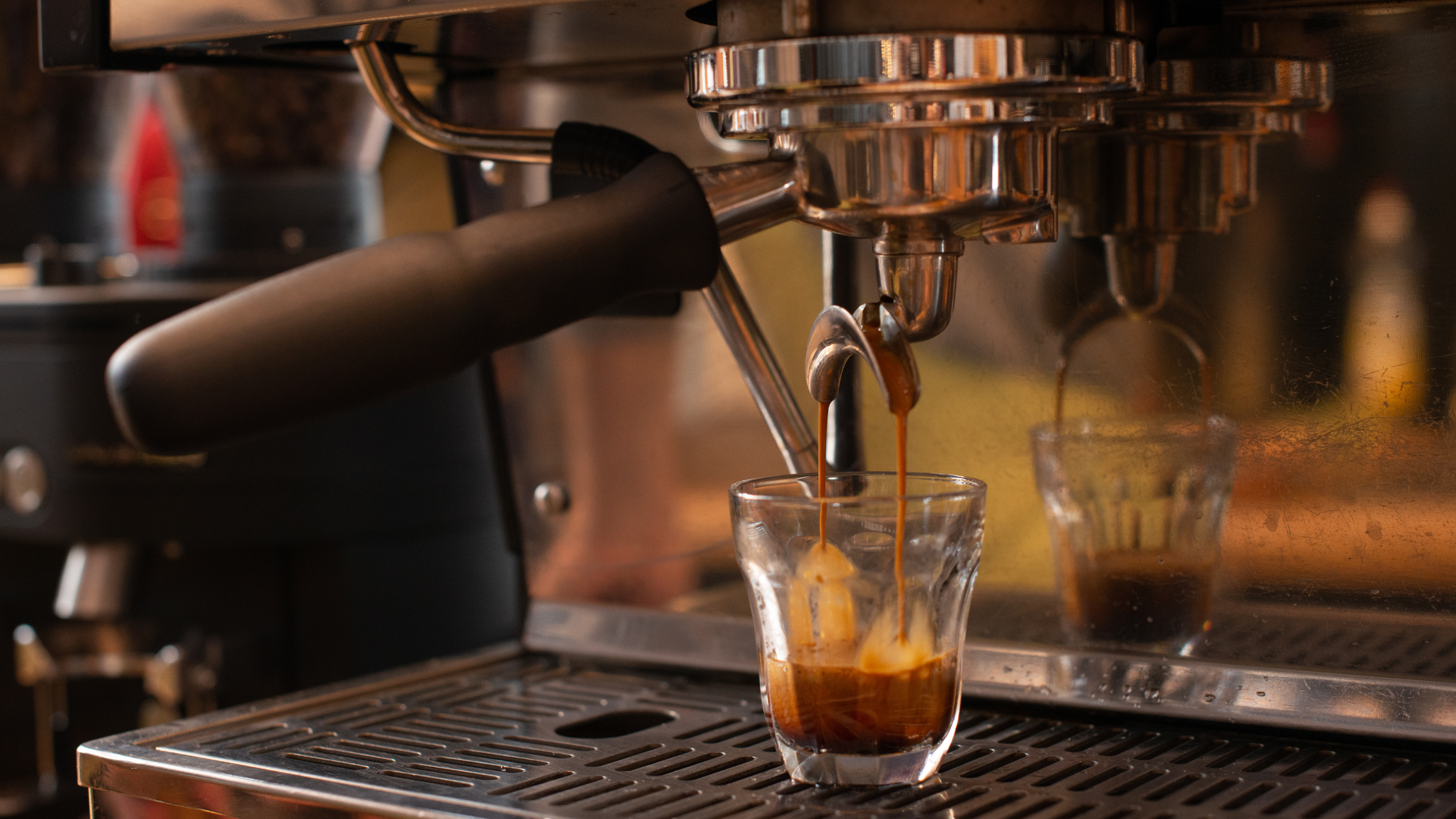 Café espresso sendo extraído na máquina com fluxo uniforme