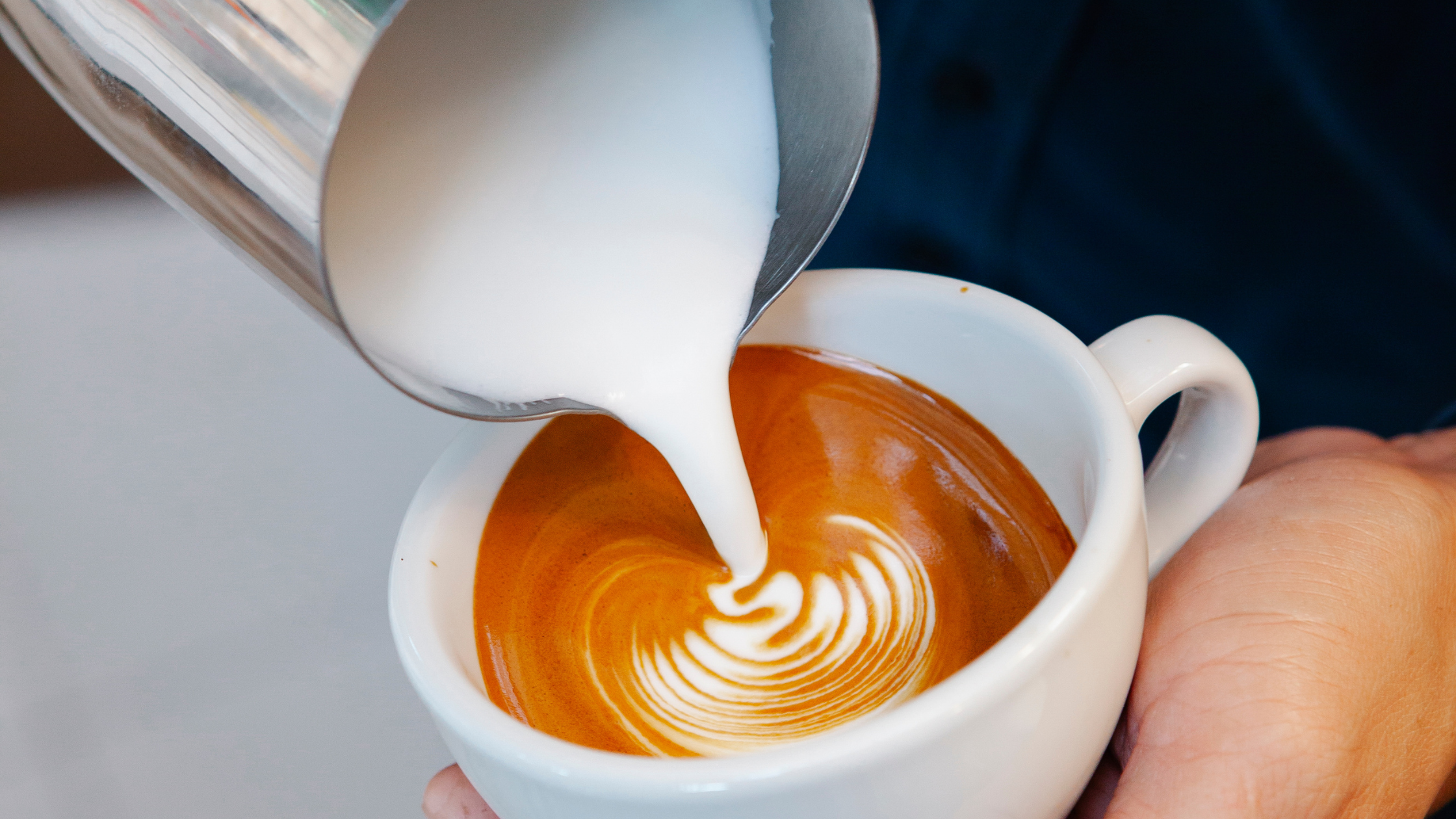 Como fazer espuma de leite: café cremoso em segundos