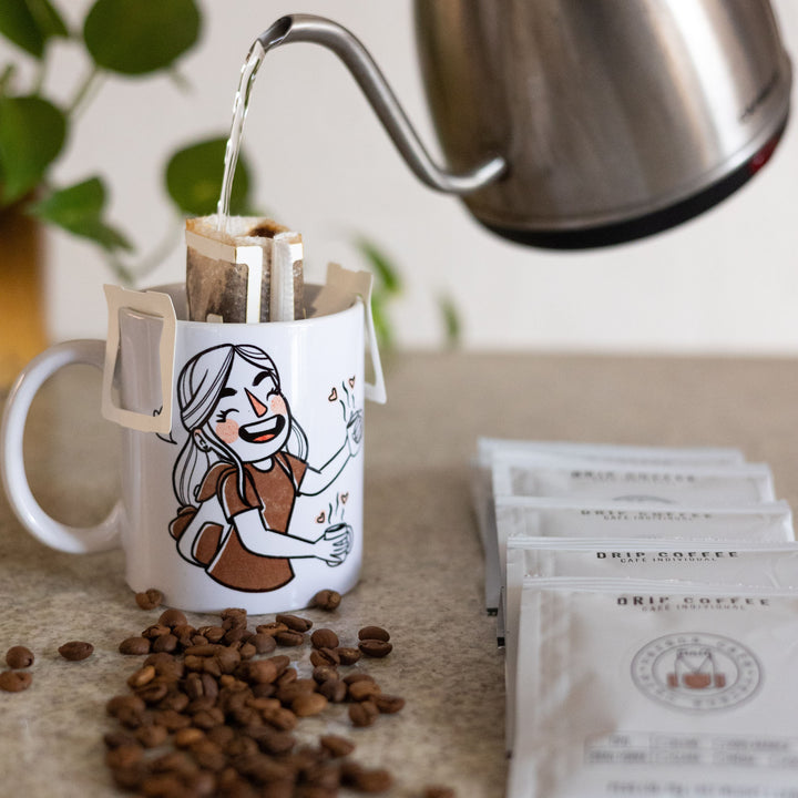 Drip Coffee Verena – Café prático, fácil e rápido, perfeito para levar em viagens. Cada sachê contém café especial 100% arábica, torra média, com notas frutadas e aroma delicado. A pausa perfeita na bolsa ou na estrada