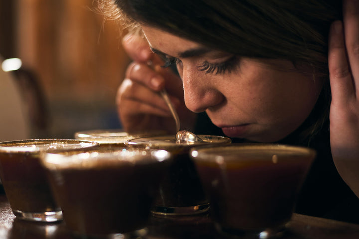 Bruna Moreira provando so cafes na verena café em uma sessão de cupping